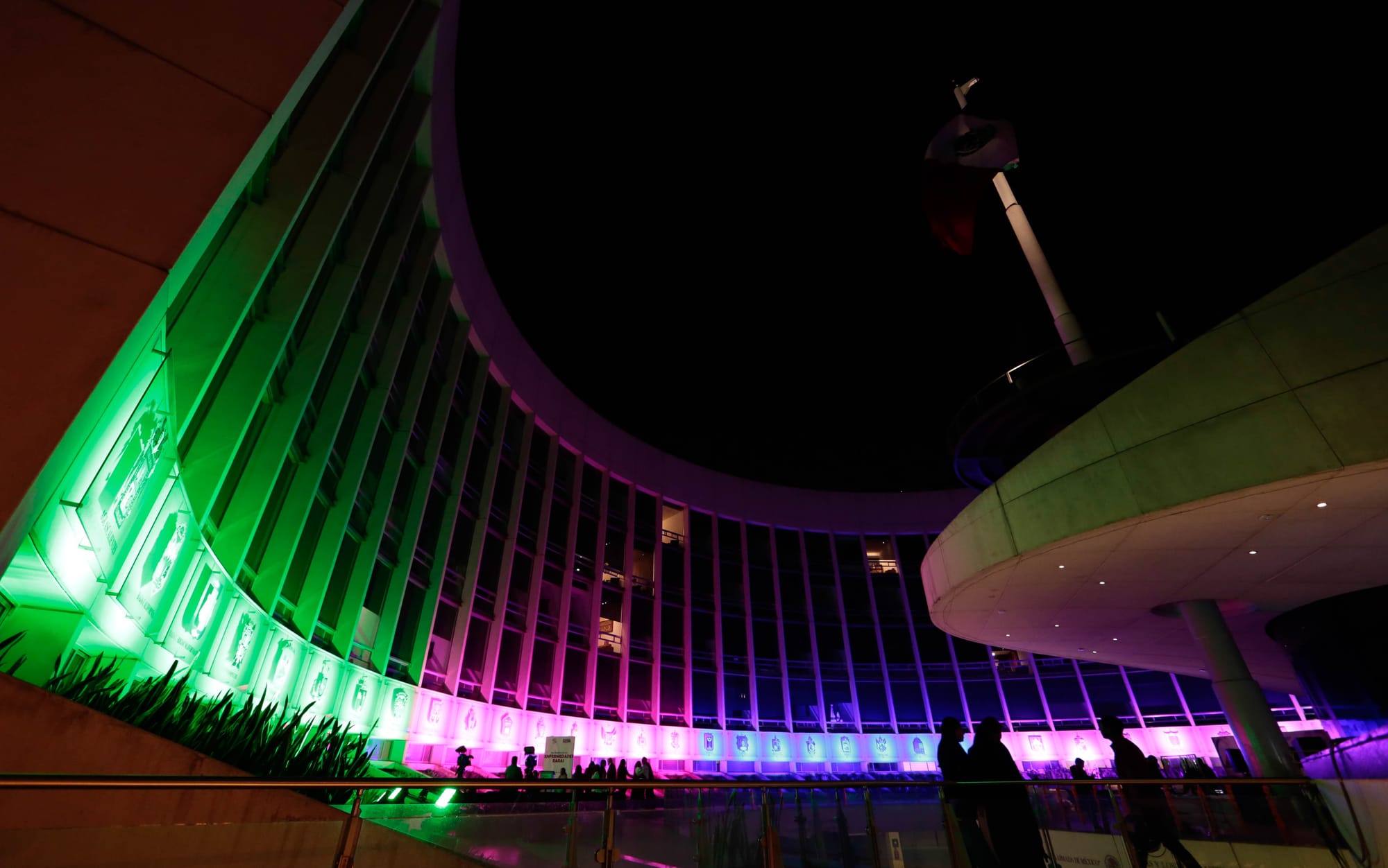 Se pinta el Senado de verde, rosa, azul y morado como parte del Día Mundial de las Enfermedades Raras