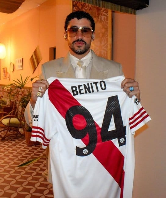 Bad Bunny usa camiseta de River Plate en su visita a Buenos Aires.