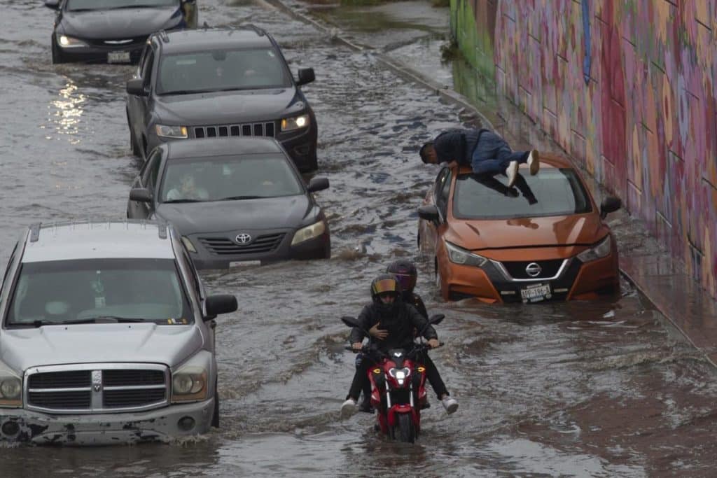 Desarrollan estudiantes del IPN medidor que alerta de riesgos por inundaciones; emite avisos vía app