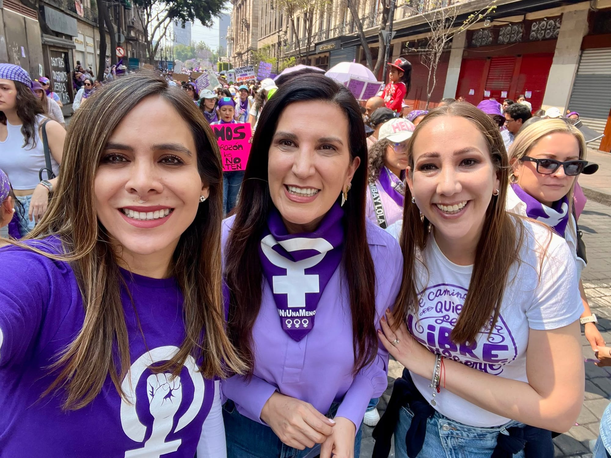 Las diputadas Kenia López Rabadán y Noemí Luna, presidente de la mesa directiva y vicecoordinadora de los diputados del PAN, respectivamente, asistieron a la marcha del 8M