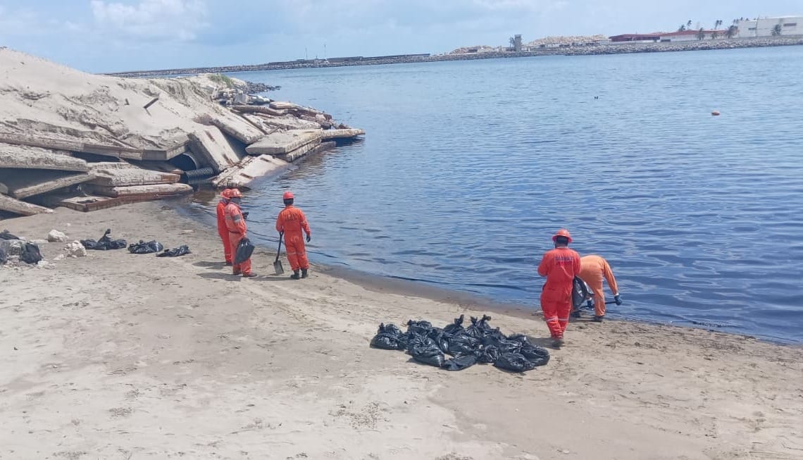 Gobierno federal intensifica acciones de contención y limpieza por presencia de hidrocarburo en Dos Bocas, Tabasco