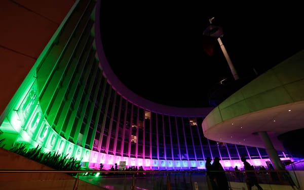 Se pinta el Senado de verde, rosa, azul y morado como parte del Día Mundial de las Enfermedades Raras