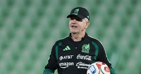 A unos días del Mundial de Futbol, se vive una crisis de estabilidad técnica sin precedentes