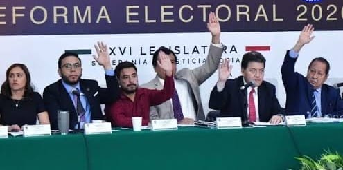 Morena sólo aprueba en comisiones de diputados la iniciativa presidencial de reforma electoral.