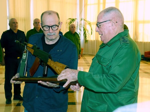 El gobierno de Cuba otorgó al cantautor Silvio Rodríguez una réplica del fusil AKM